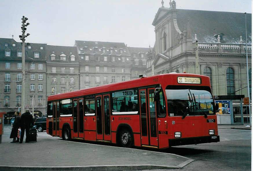 (057'632) - Bernmobil, Bern - Nr. 102/BE 500'102 - Volvo/R&J am 13. Dezember 2002 beim Bahnhof Bern