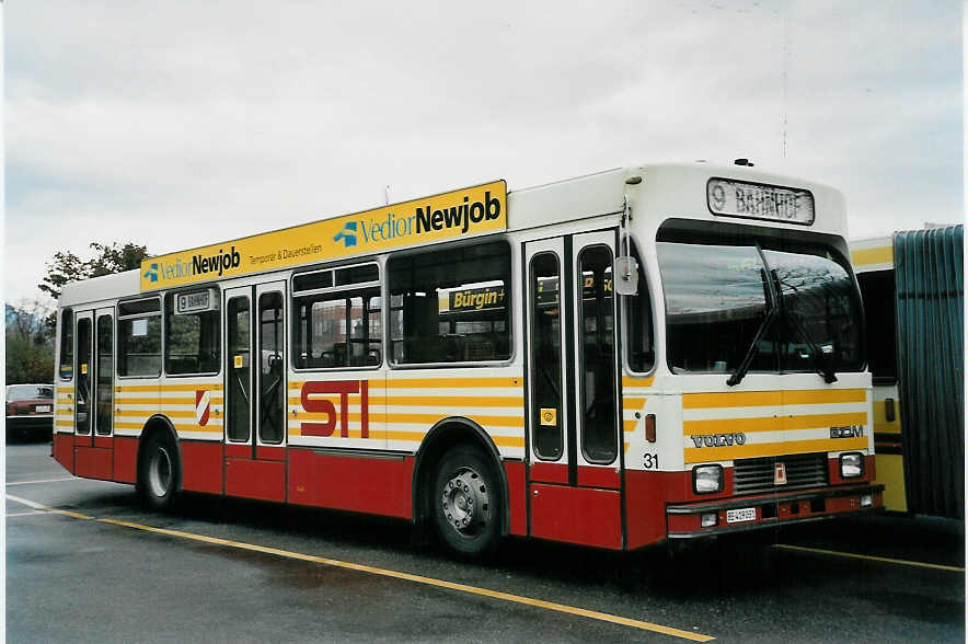 (057'725) - STI Thun - Nr. 31/BE 419'031 - Volvo/R&J (ex SAT Thun Nr. 31) am 24. Dezember 2002 bei der Schifflndte Thun