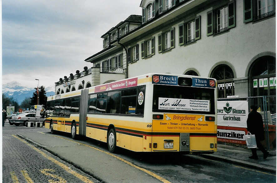 (057'734) - STI Thun - Nr. 69/BE 456'869 - MAN am 24. Dezember 2002 beim Bahnhof Thun