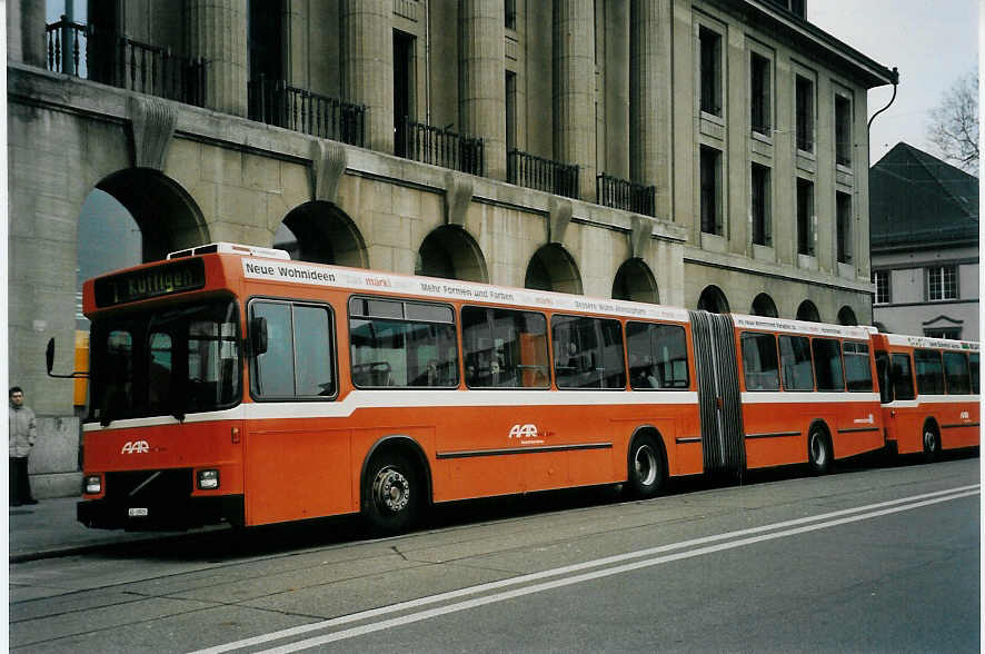 (057'803) - AAR bus+bahn, Aarau - Nr. 135/AG 19'935 - Volvo/Hess am 27. Dezember 2002 beim Bahnhof Aarau