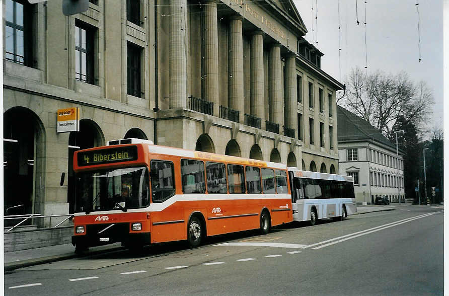 (057'817) - AAR bus+bahn, Aarau - Nr. 140/AG 19'940 - Volvo/Hess am 27. Dezember 2002 beim Bahnhof Aarau