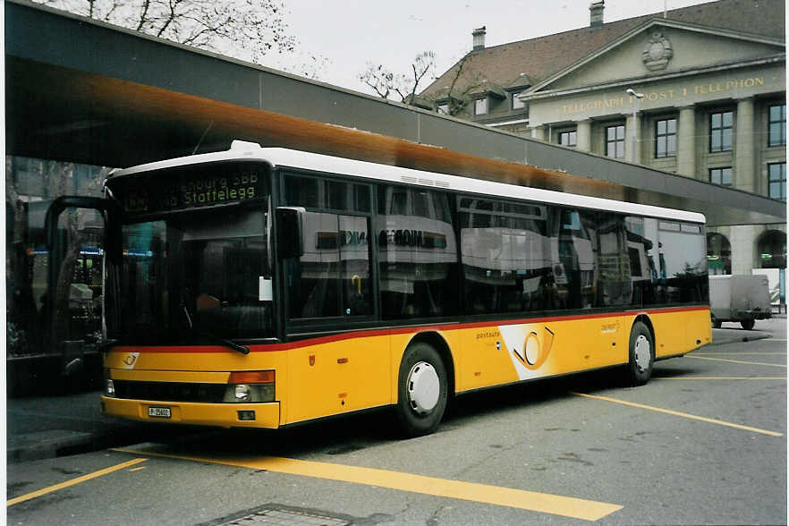 (057'823) - PTT-Regie - P 25'602 - Setra am 27. Dezember 2002 beim Bahnhof Aarau