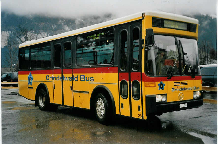 (057'927) - AVG Grindelwald - Nr. 25/BE 73'249 - Vetter am 28. Dezember 2002 beim Bahnhof Grindelwald