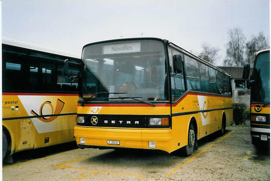 (058'005) - PTT-Regie - P 25'012 - Setra am 29. Dezember 2002 in Yverdon, Garage