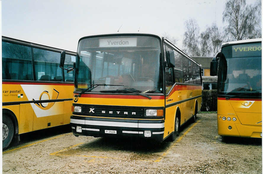 (058'006) - PTT-Regie - P 25'028 - Setra am 29. Dezember 2002 in Yverdon, Garage