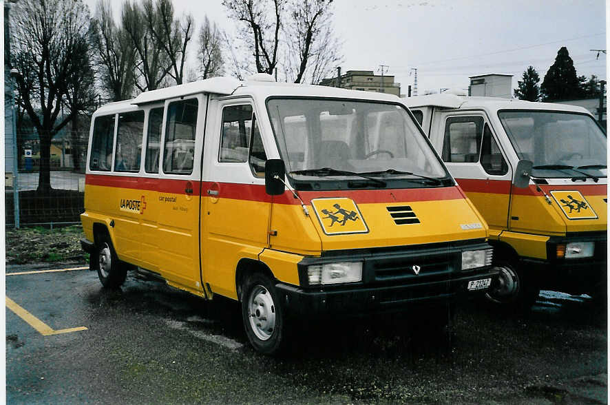 (058'009) - PTT-Regie - P 21'247 - Renault am 29. Dezember 2002 in Yverdon, Garage