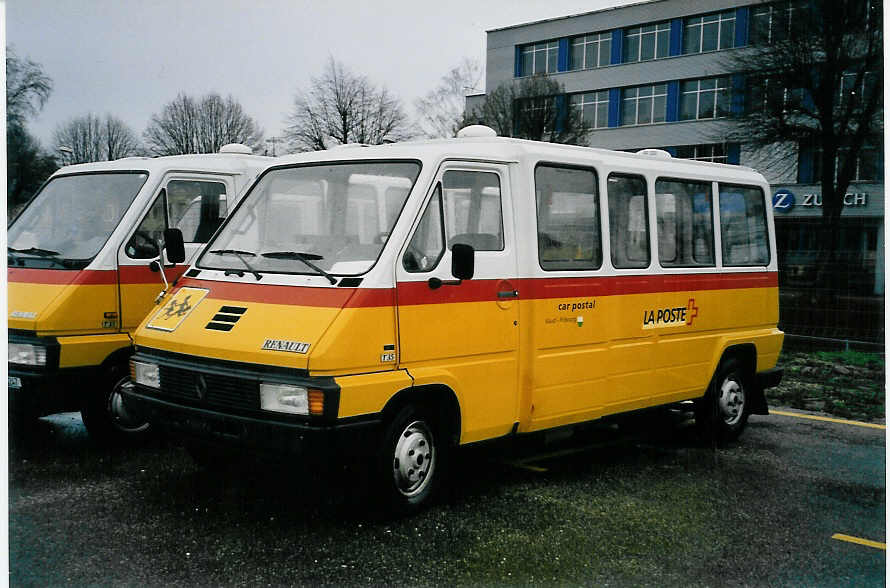 (058'010) - PTT-Regie - P 21'225 - Renault am 29. Dezember 2002 in Yverdon, Garage