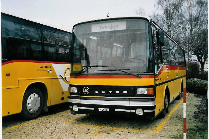 (058'015) - PTT-Regie - P 25'086 - Setra am 29. Dezember 2002 in Yverdon, Garage