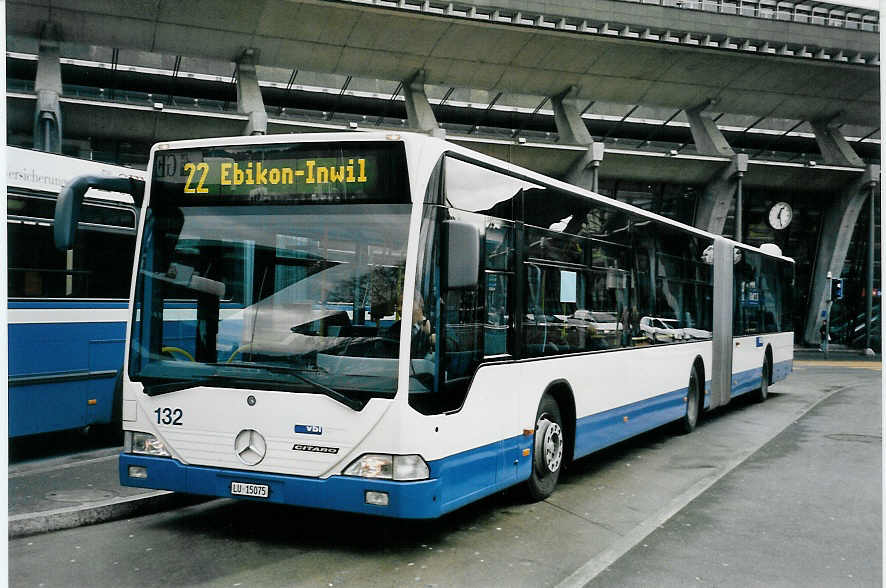 (058'032) - VBL Luzern - Nr. 132/LU 15'075 - Mercedes am 30. Dezember 2002 beim Bahnhof Luzern