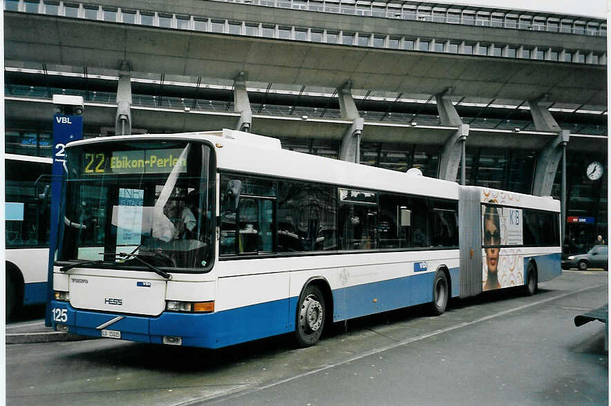 (058'103) - VBL Luzern - Nr. 125/LU 15'025 - Volvo/Hess am 30. Dezember 2002 beim Bahnhof Luzern