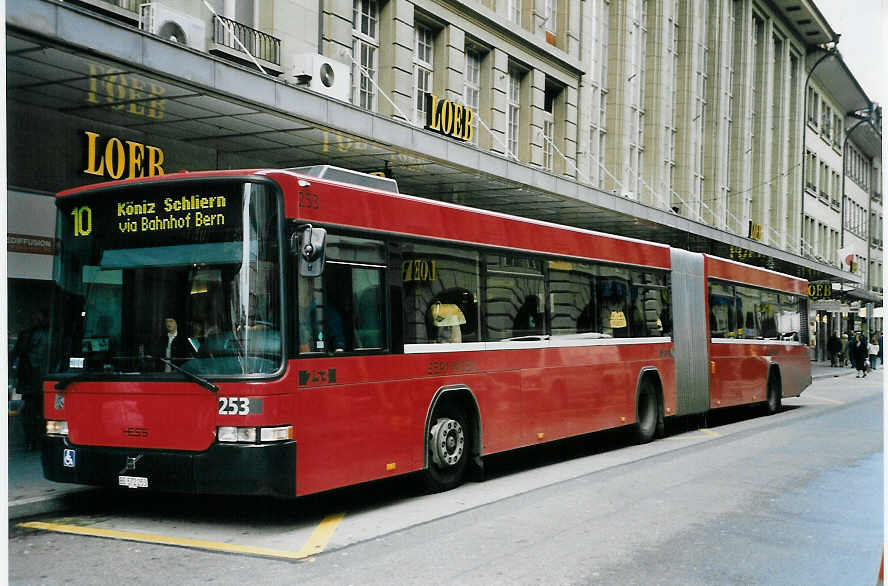 (058'125) - Bernmobil, Bern - Nr. 253/BE 572'253 - Volvo/Hess am 31. Dezember 2002 beim Bahnhof Bern