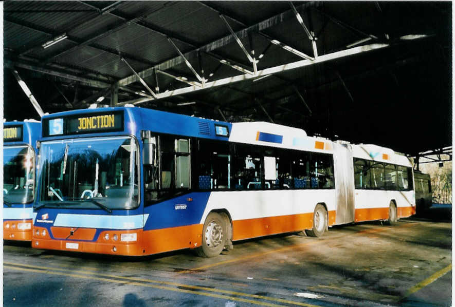 (058'220) - TPG Genve - Nr. 330/GE 96'707 - Volvo am 1. Januar 2003 in Genve, Dpt