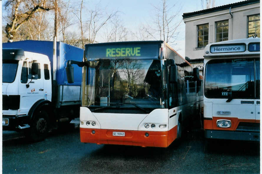 (058'304) - TPG Genve - GE 96'942 - Neoplan am 1. Januar 2003 in Genve, Dpt