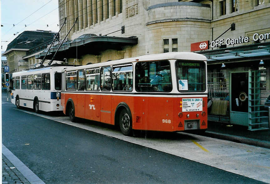 (058'323) - TL Lausanne - Nr. 968 - Rochat/Lauber Personenanhnger am 1. Januar 2003 beim Bahnhof Lausanne