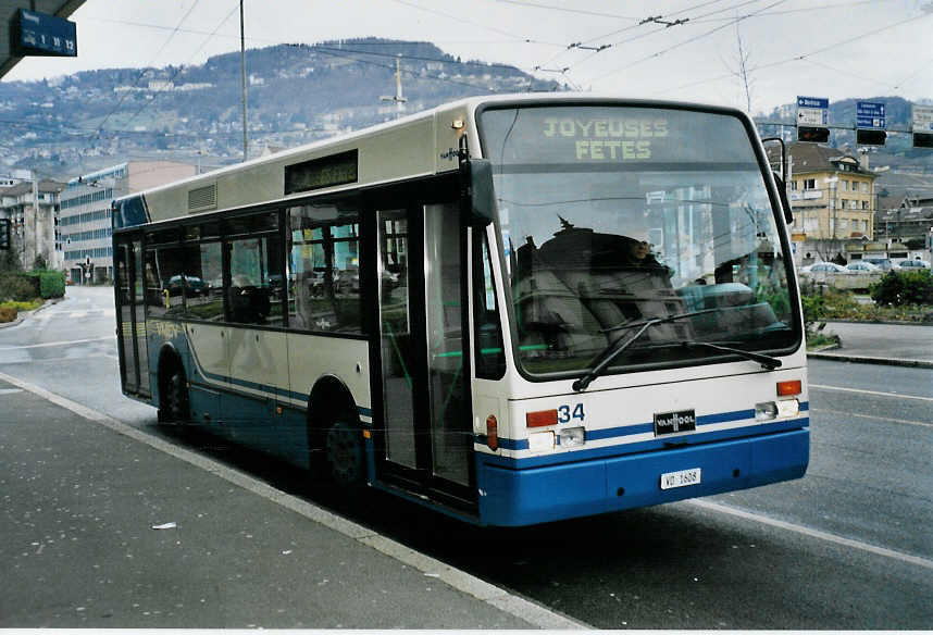 (058'424) - VMCV Clarens - Nr. 34/VD 1608 - Van Hool am 1. Januar 2003 beim Bahnhof Vevey