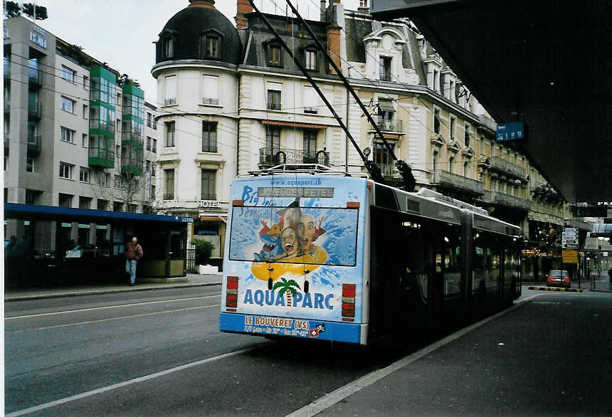 (058'430) - VMCV Clarens - Nr. 3 - Van Hool Gelenktrolleybus am 1. Januar 2003 beim Bahnhof Vevey