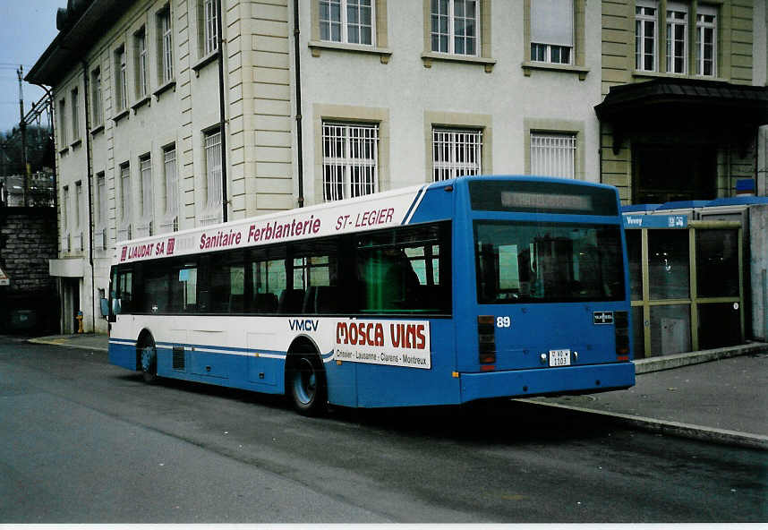 (058'435) - VMCV Clarens - Nr. 89/VD 1103 - Van Hool am 1. Januar 2003 beim Bahnhof Vevey