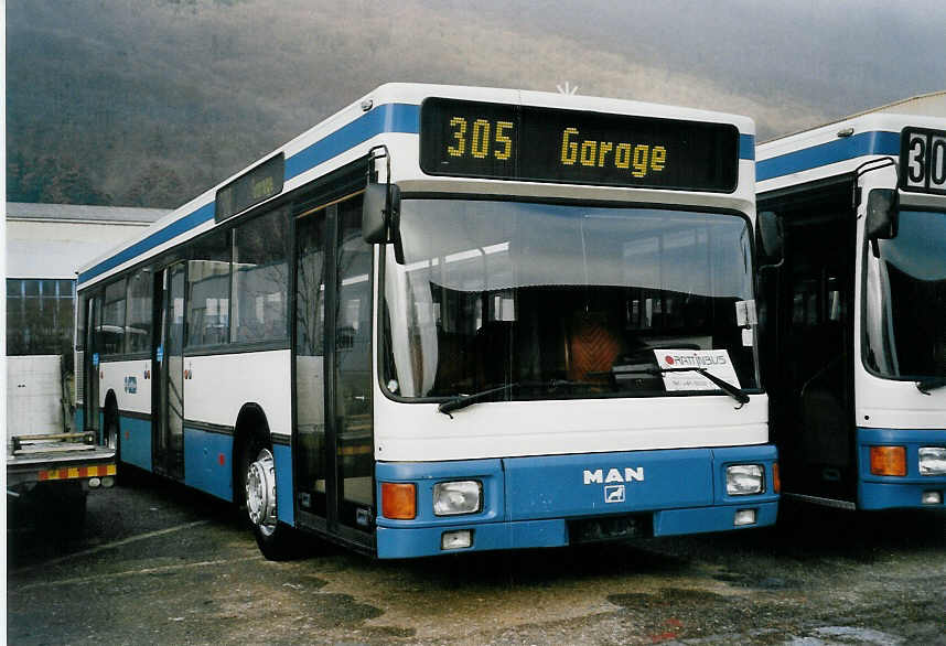 (058'526) - Hrzeler, Dietikon - Nr. 11 - MAN am 18. Januar 2003 in Biel, Rattinbus