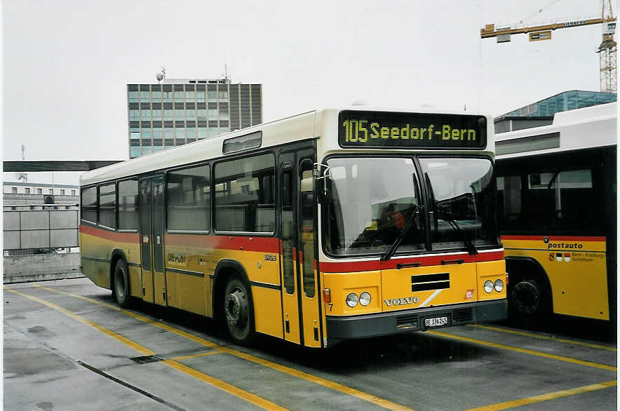 (058'603) - Steiner, Ortschwaben - Nr. 7/BE 336'245 - Volvo/Lauber am 20. Januar 2003 in Bern, Postautostation