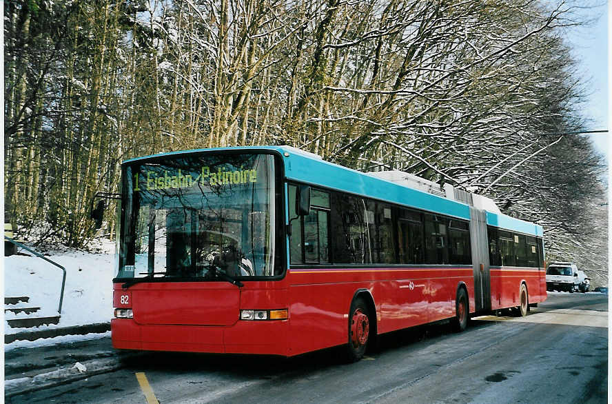 (058'708) - VB Biel - Nr. 82 - NAW/Hess Gelenktrolleybus am 1. Februar 2003 in Biel, Vorhlzli