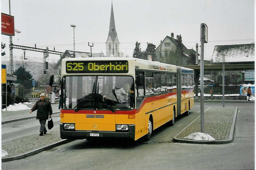 (058'903) - PTT-Regie - P 27'711 - Mercedes am 20. Februar 2003 beim Bahnhof Blach