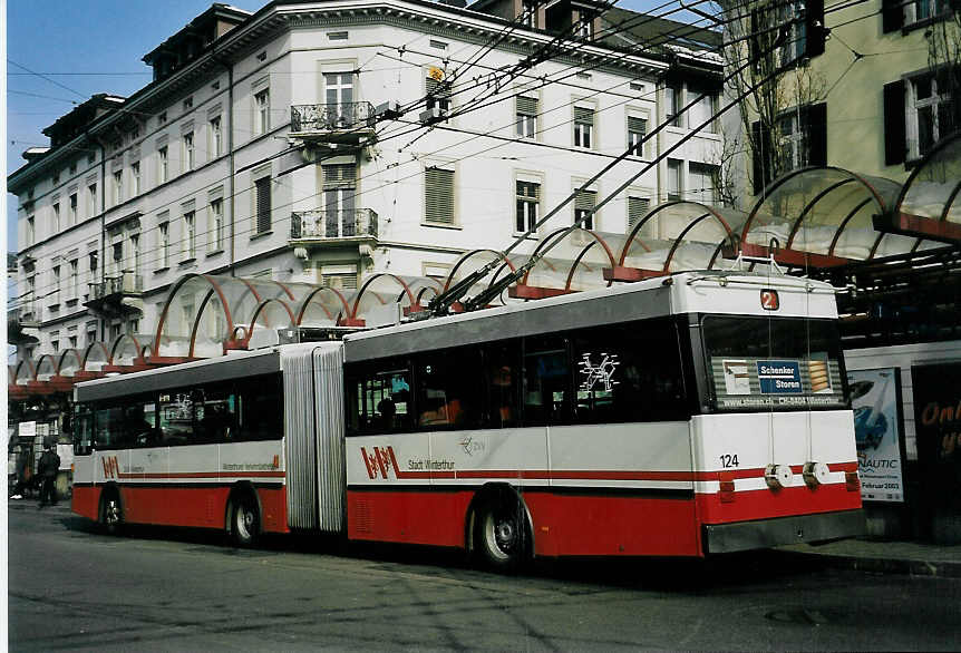 (058'920) - WV Winterthur - Nr. 124 - Saurer/FHS Gelenktrolleybus am 20. Februar 2003 beim Hauptbahnhof Winterthur