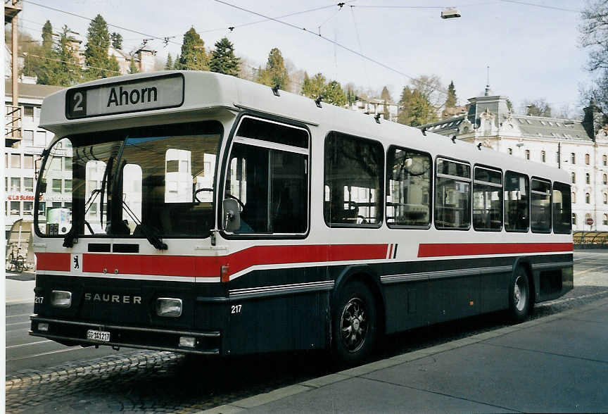 (059'326) - VBSG St. Gallen - Nr. 217/SG 141'217 - Saurer/Hess am 29. Mrz 2003 beim Bahnhof St. Gallen