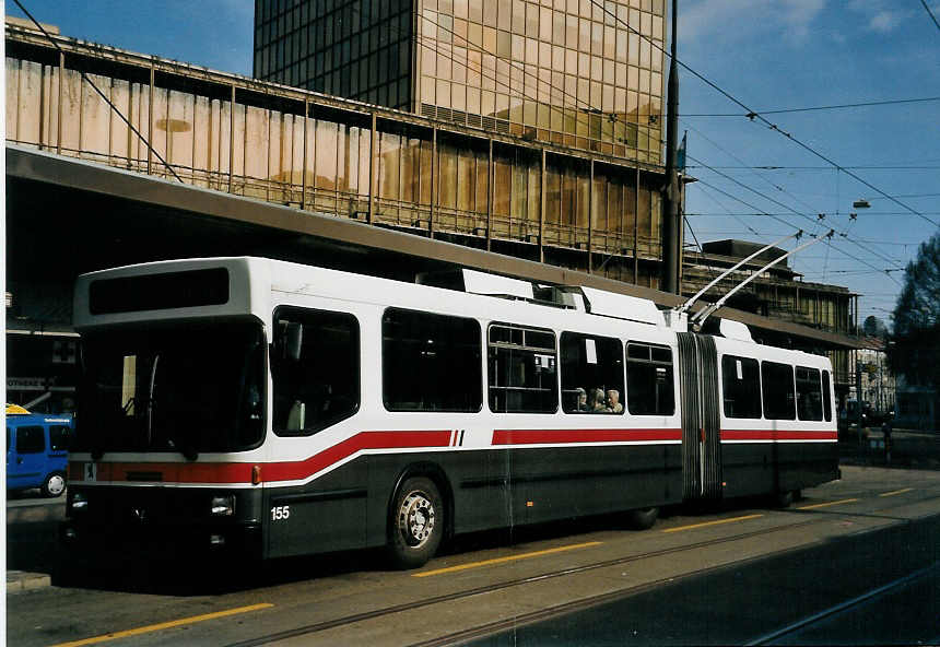 (059'404) - VBSG St. Gallen - Nr. 155 - NAW/Hess Gelenktrolleybus am 29. Mrz 2003 beim Bahnhof St. Gallen