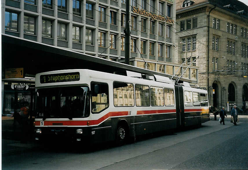 (059'417) - VBSG St. Gallen - Nr. 157 - NAW/Hess Gelenktrolleybus am 29. Mrz 2003 beim Bahnhof St. Gallen