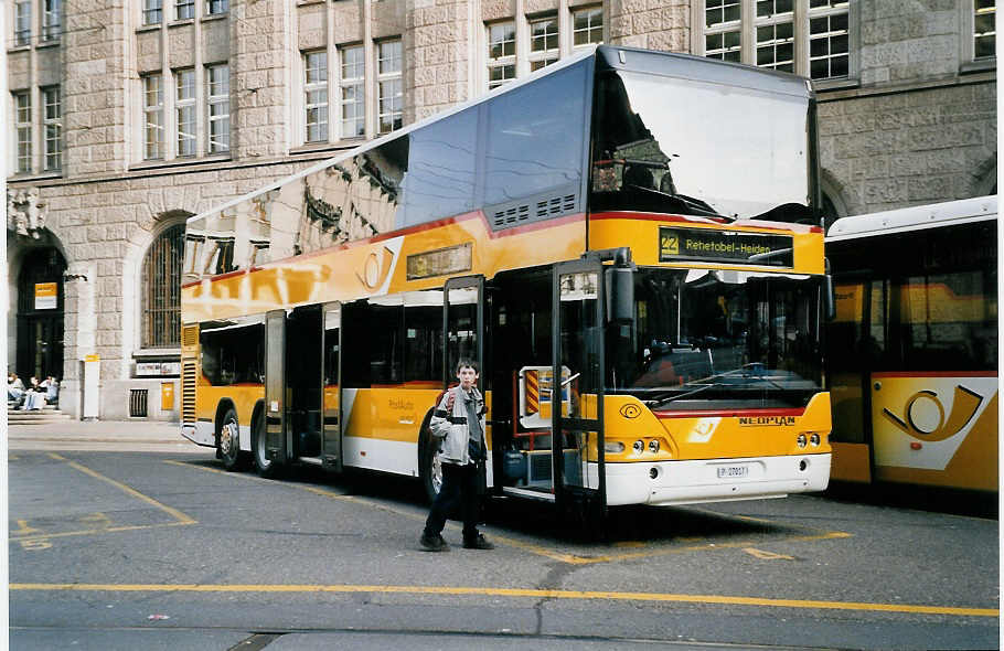 (059'525) - PTT-Regie - P 27'017 - Neoplan am 29. Mrz 2003 beim Bahnhof St. Gallen