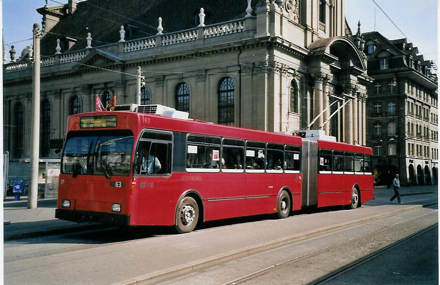 (059'530) - Bernmobil, Bern - Nr. 63 - Volvo/R&J Gelenktrolleybus am 30. Mrz 2003 beim Bahnhof Bern