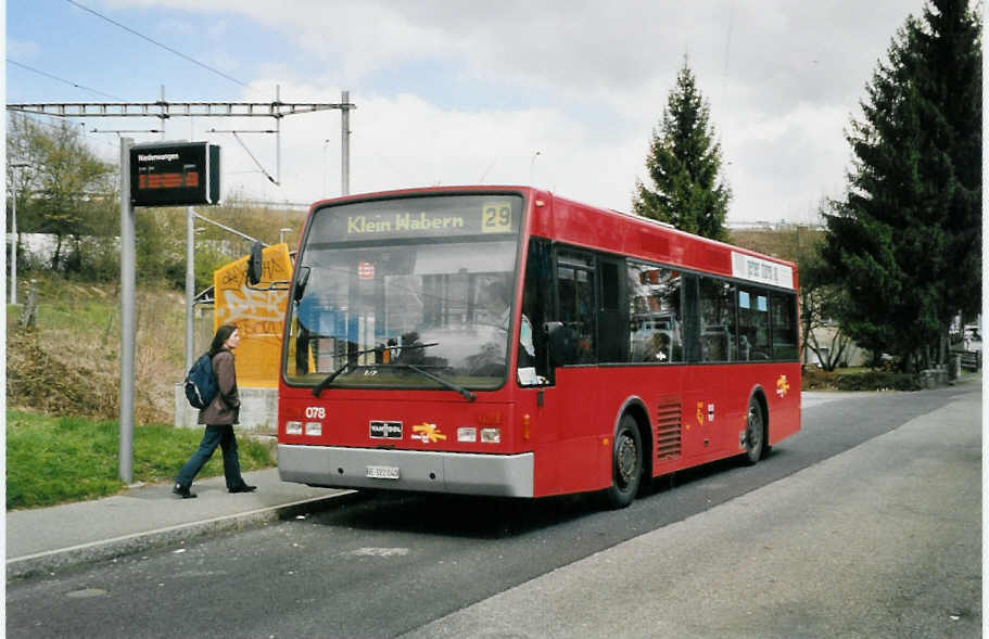 (059'624) - Peyer, Niederwangen - Nr. 78/BE 322'040 - Van Hool am 7. April 2003 beim Bahnhof Niederwangen