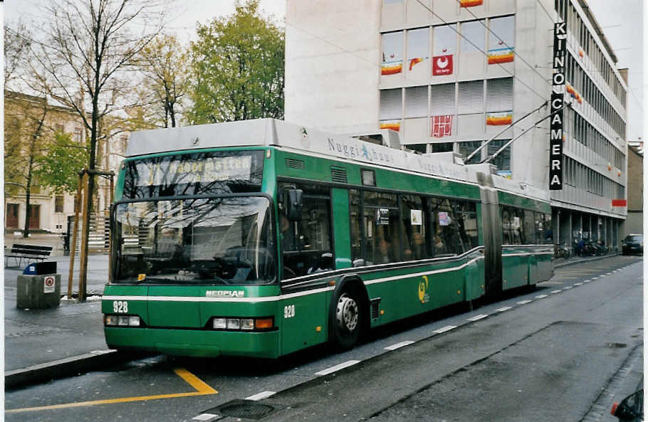 (059'629) - BVB Basel - Nr. 928 - Neoplan Gelenktrolleybus am 10. April 2003 in Basel, Claraplatz