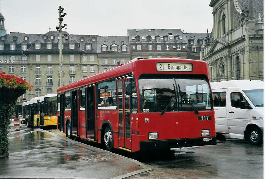 (060'221) - Bernmobil, Bern - Nr. 117/BE 421'117 - Volvo/R&J am 22. Mai 2003 beim Bahnhof Bern