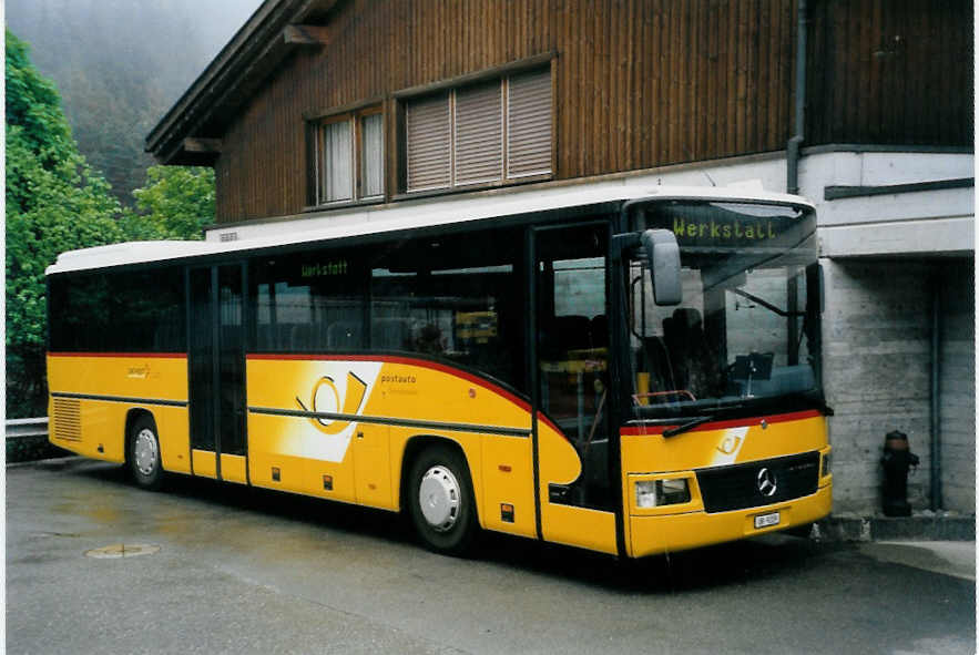 (060'230) - Mattli, Wassen - UR 9209 - Mercedes am 25. Mai 2003 in Wassen, Garage