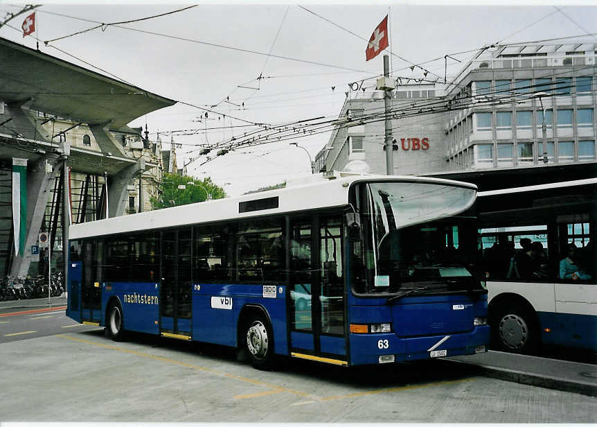 (060'410) - VBL Luzern - Nr. 63/LU 15'002 - Volvo/Hess am 26. Mai 2003 beim Bahnhof Luzern