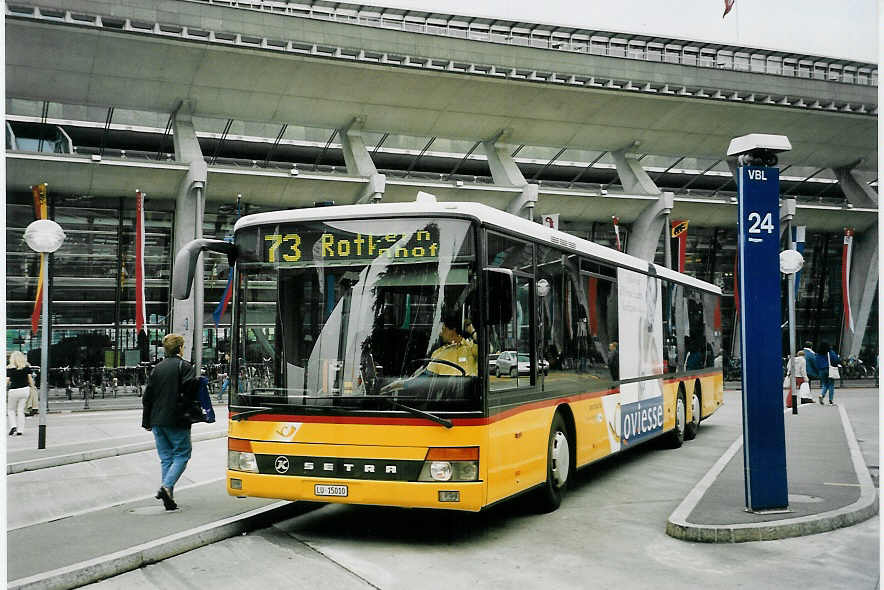 (060'431) - Bucheli, Kriens - Nr. 21/LU 15'010 - Setra am 26. Mai 2003 beim Bahnhof Luzern