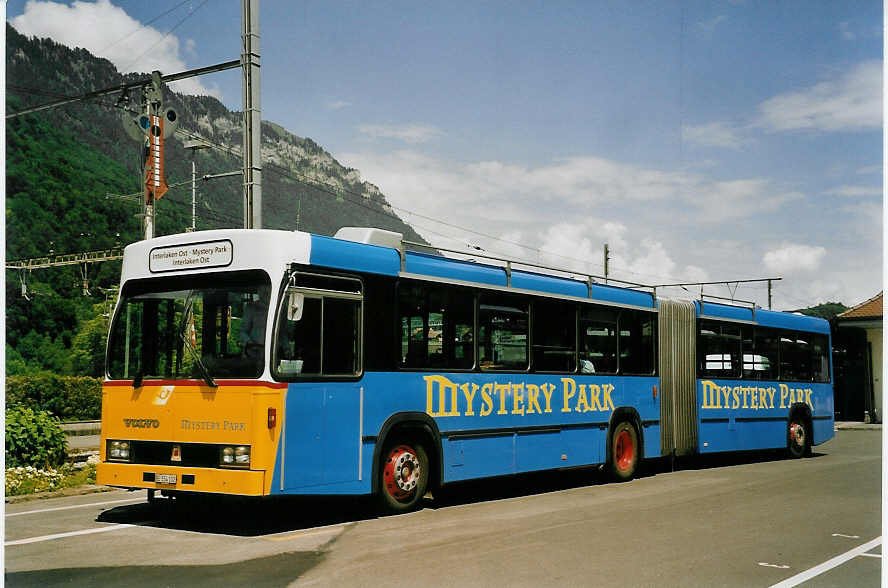 (060'606) - PostAuto Berner Oberland - BE 554'102 - Volvo/R&J (ex VB Biel Nr. 133) am 2. Juni 2003 beim Bahnhof Interlaken Ost