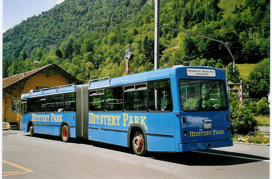 (060'607) - PostAuto Berner Oberland - BE 554'102 - Volvo/R&J (ex VB Biel Nr. 133) am 2. Juni 2003 beim Bahnhof Interlaken Ost