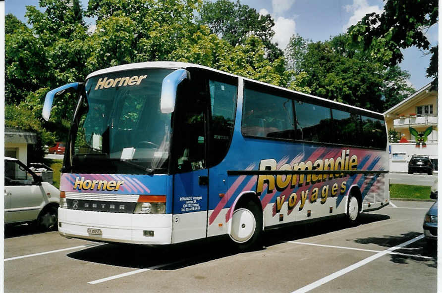 (060'710) - Horner, Tafers - Nr. 3/FR 300'503 - Setra am 16. Juni 2003 in Faulensee, Tenne