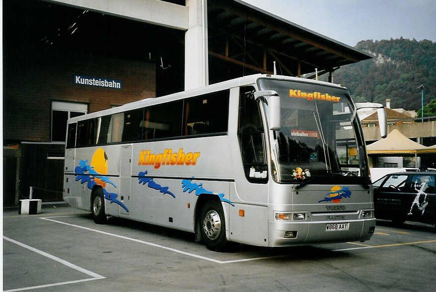 (061'225) - Aus England: Kingfisher, Blackwood - Nr. 95/W 868 AAY - Volvo/Plaxton am 30. Juni 2003 in Thun, Grabengut