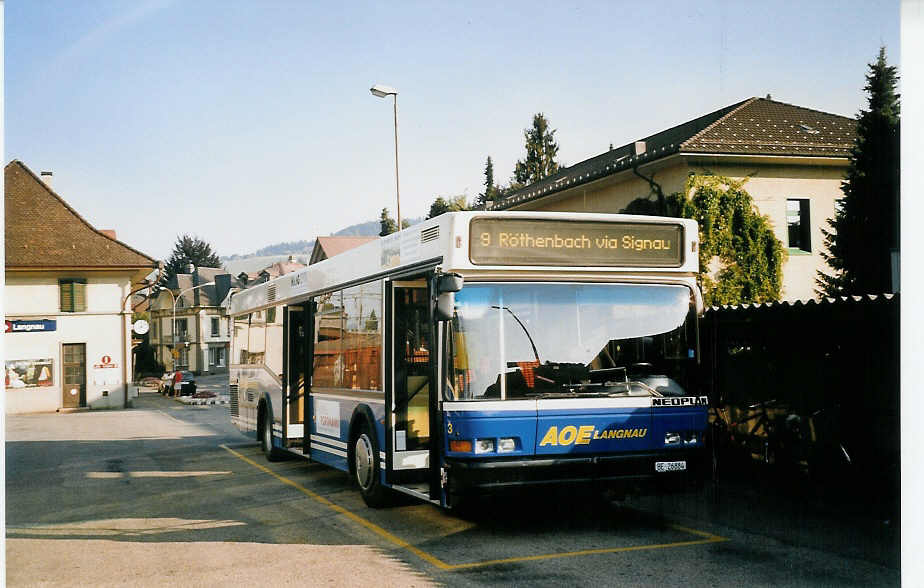 (061'325) - AOE Langnau - Nr. 3/BE 26'884 - Neoplan am 13. Juli 2003 beim Bahnhof Langnau