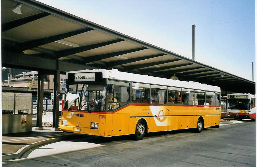 (061'613) - PostAuto Aargau - AG 428'651 - Mercedes (ex P 25'286) Mercedes am 19. Juli 2003 beim Bahnhof Baden