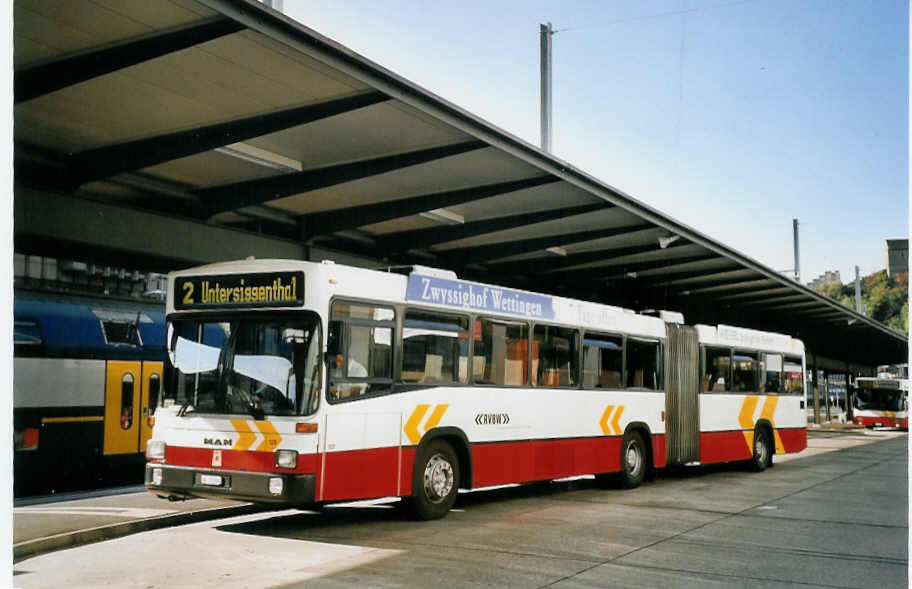 (061'619) - RVBW Wettingen - Nr. 125/AG 15'104 - MAN/R&J am 19. Juli 2003 beim Bahnhof Baden