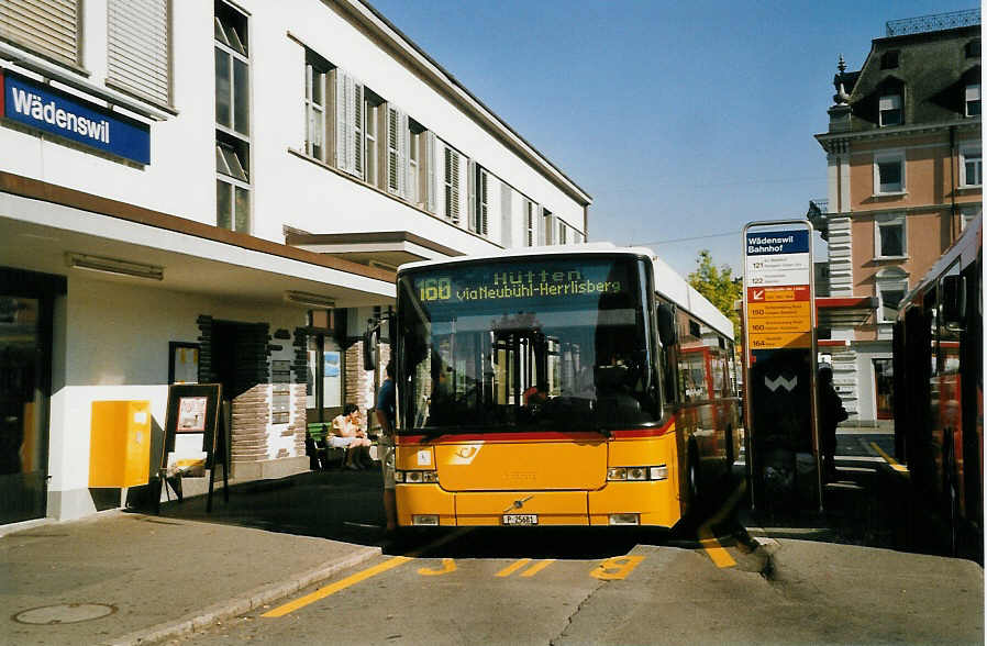 (061'811) - PTT-Regie - P 25'681 - Volvo/Hess am 19. Juli 2003 beim Bahnhof Wdenswil