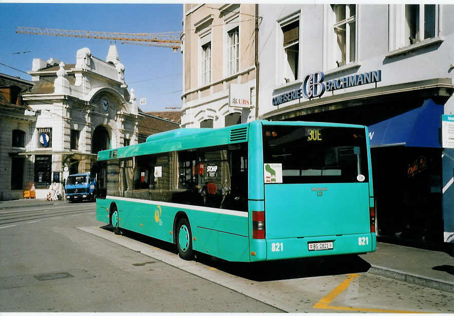 (062'033) - BVB Basel - Nr. 821/BS 2821 - MAN am 29. Juli 2003 beim Bahnhof Basel