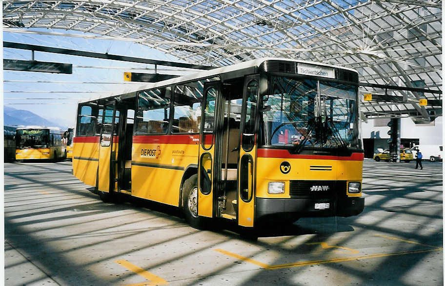 (062'230) - PostAuto Graubnden - GR 102'372 - NAW/Hess (ex P 24'439) am 30. Juli 2003 in Chur, Postautostation