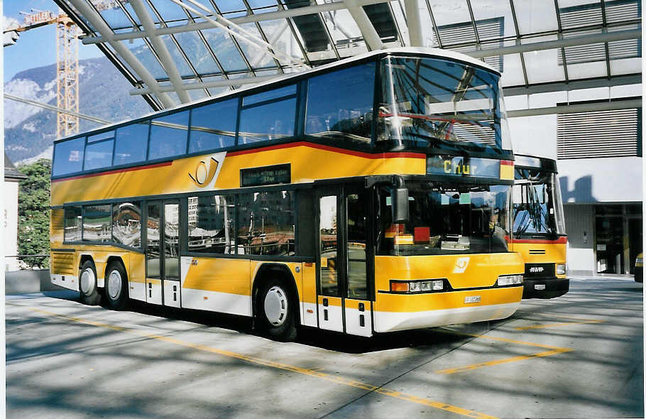 (062'234) - PostAuto Graubnden - GR 102'368 - Neoplan (ex P 27'805) am 30. Juli 2003 in Chur, Postautostation