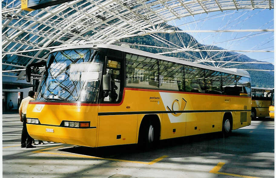 (062'304) - PostAuto Graubnden - GR 102'380 - Neoplan (ex P 25'121) am 30. Juli 2003 in Chur, Postautostation