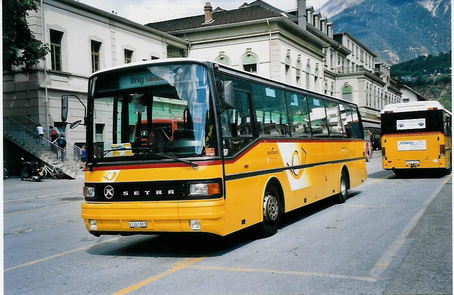 (062'314) - PostAuto Oberwallis - VS 241'981 - Setra (ex P 25'088) am 30. Juli 2003 beim Bahnhof Brig